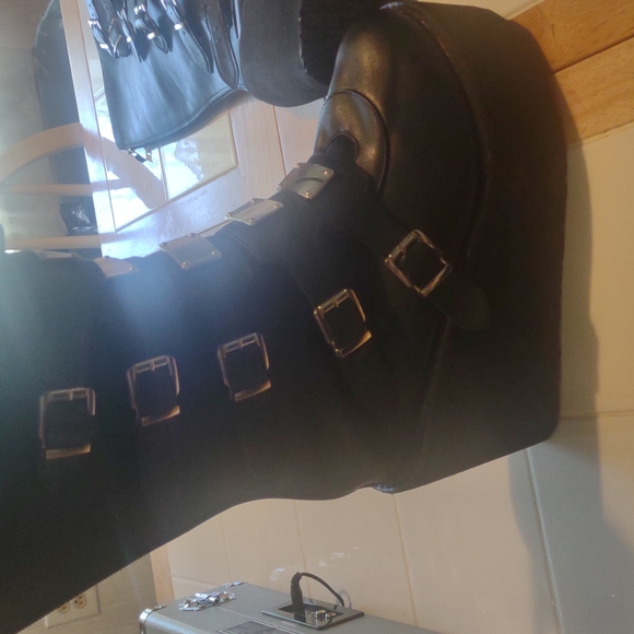 Platforms - Picture 3 of 3